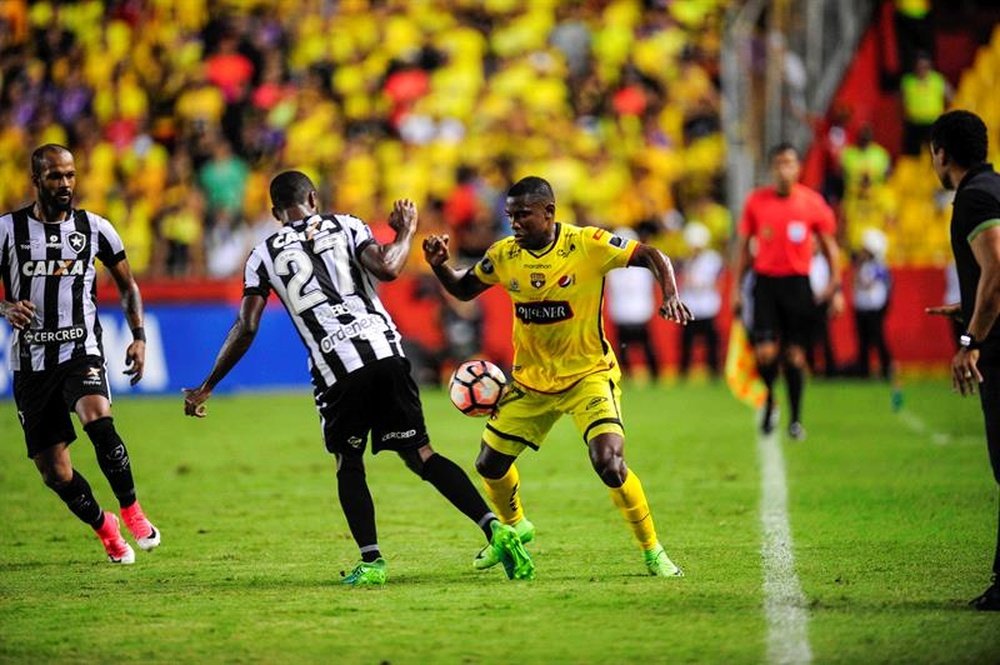 El club ecuatoriano admite que hubo insultos contra Alvez. EFE