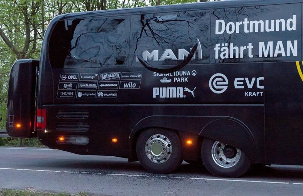 El Dortmund contratará expertos en seguridad tras el ataque a su autobús. EFE