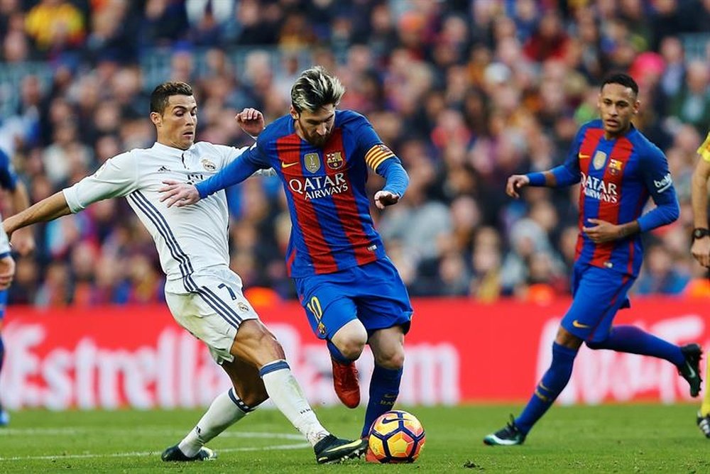 L'attaquant du Barça, Messi et le Portugais du Real Madrid, Cristiano, lors du match de Liga. EFE