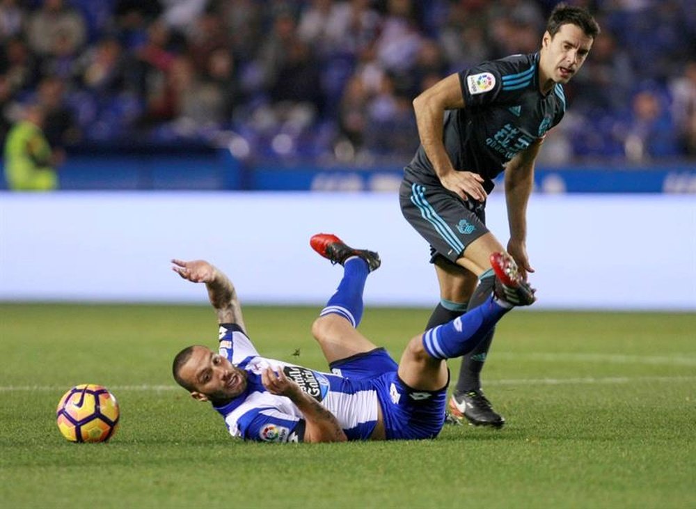 Duilherme Dos Santos, du Deportivo à la lutte contre le joueur de la Real Xavi Prieto en Liga. EFE