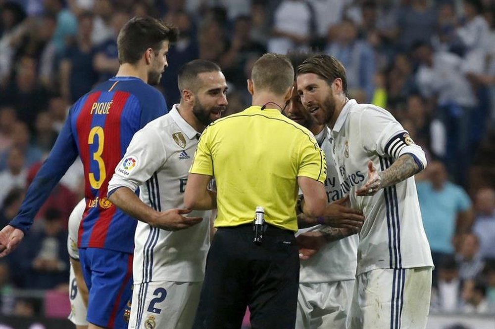 Ramos fue expulsado tras una entrada a Messi. EFE