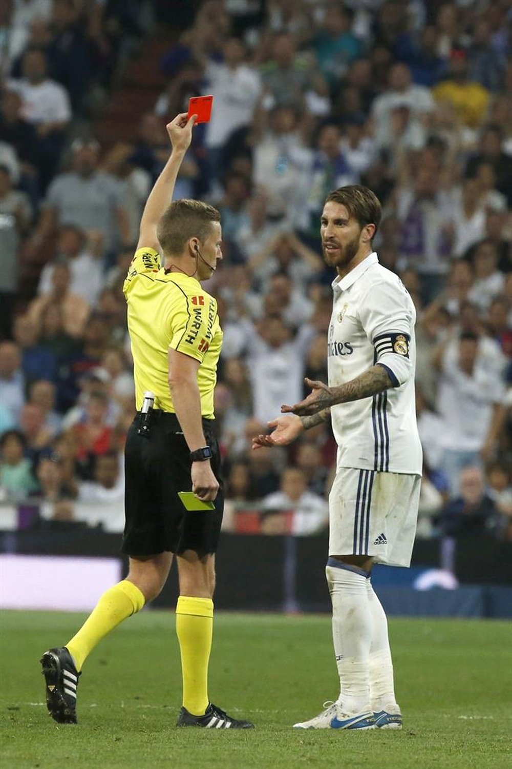 Ramos fue expulsado por una entrada a destiempo a Leo Messi. EFE