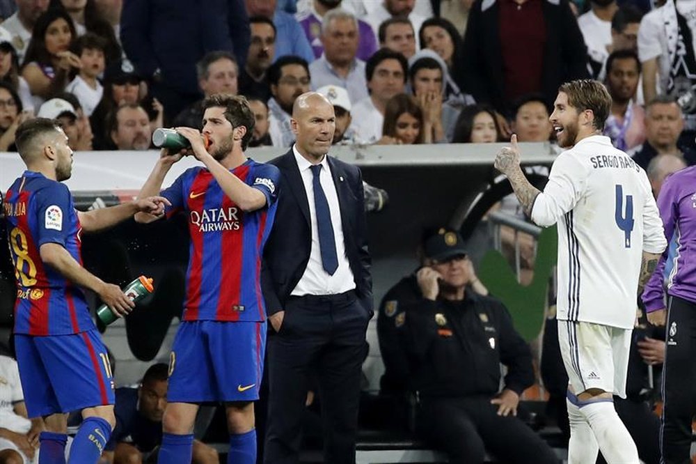 Ramos vio la roja directa ante el Barcelona por una dura entrada sobre Messi. EFE
