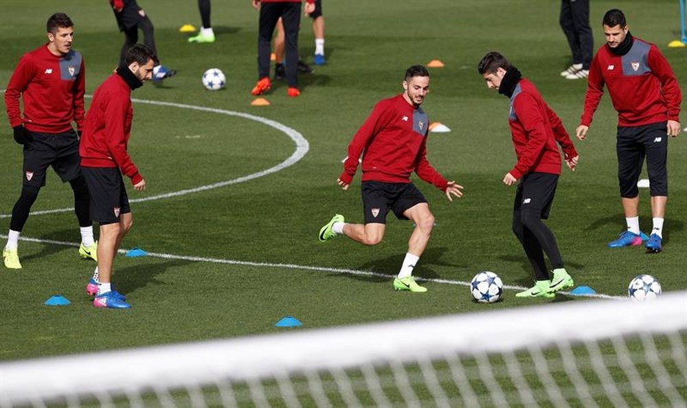 Los jugadores del Sevilla, durante un entrenamiento. EFE