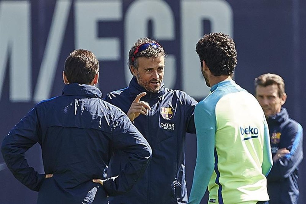 Luis Enrique trató de mejorar un gesto técnico de Carles Aleñá. EFE/Archivo