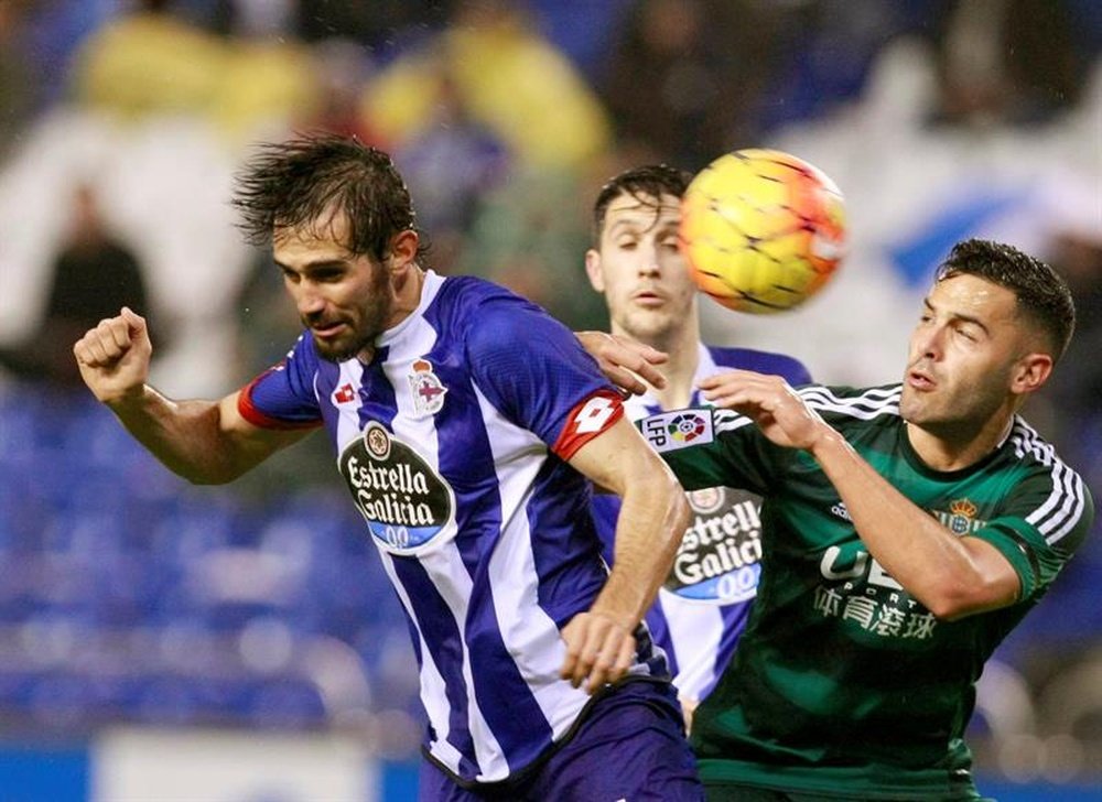 El defensa del Deportivo, Alejandro Arribas (i), disputa un balón durante un partido. EFE/Archivo