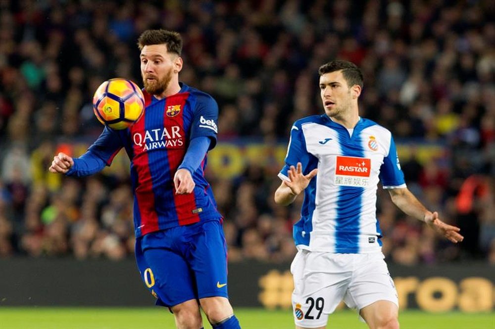 Barça e Espanyol defrontam-se no Cornellà-El Prat num dérbi que pode ser decisivo. EFE