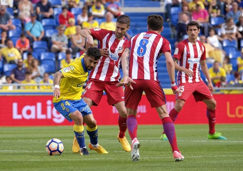 Gabi au duel avec Dominguez dans le match de Liga contre Las Palmas. EFE