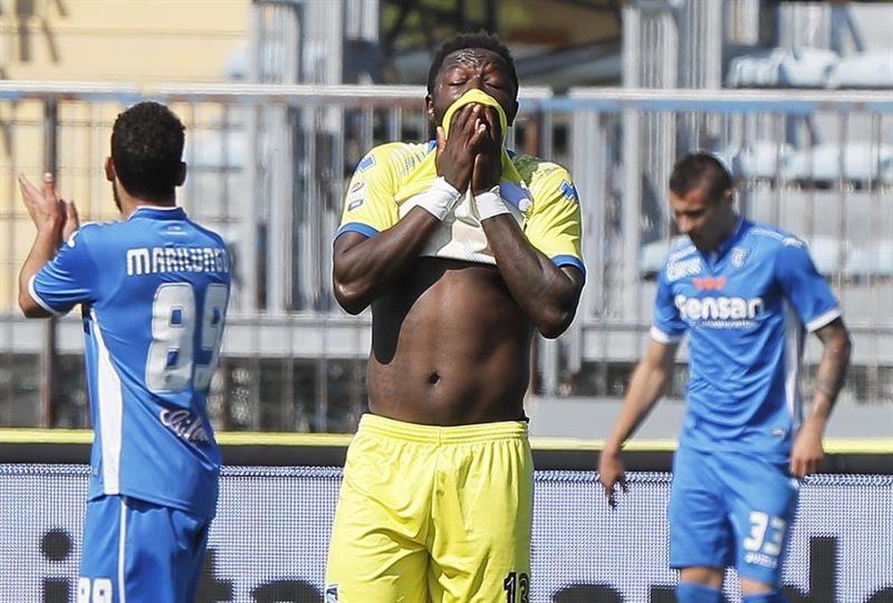 El medio del Pescara Sulley Muntari (C). EFE/EPA/Archivo