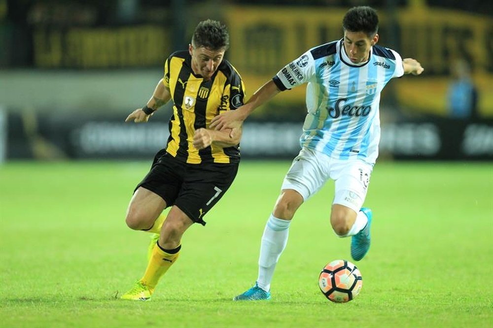 Tucumán se impuso por 2-1 al cuadro uruguayo, que se despide del torneo. EFE