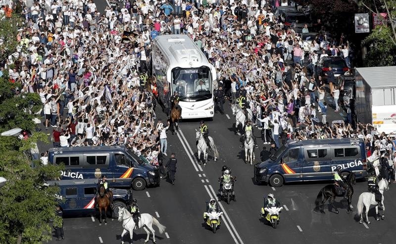 La afición del Real Madrid, en contra de la decisión del Gobierno. EFE
