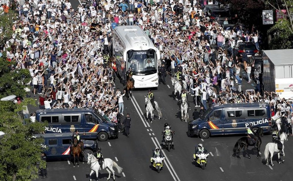 La afición del Real Madrid, en contra de la decisión del Gobierno. EFE