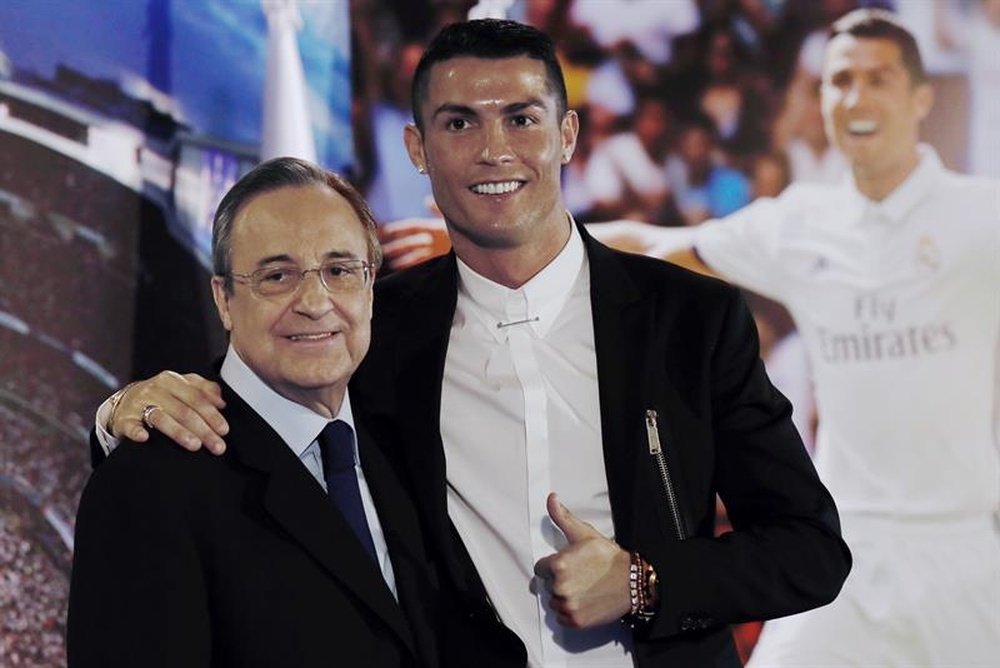 Florentino se remite a la cláusula para vender a Cristiano. EFE/Archivo