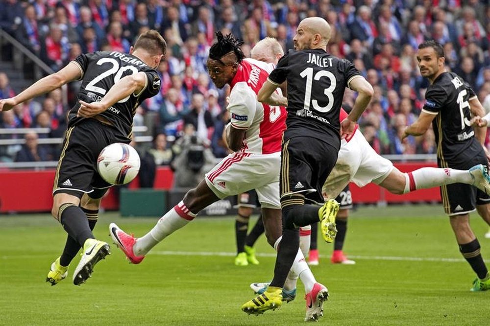 El Ajax se llevó el encuentro ante Lyon. EFE