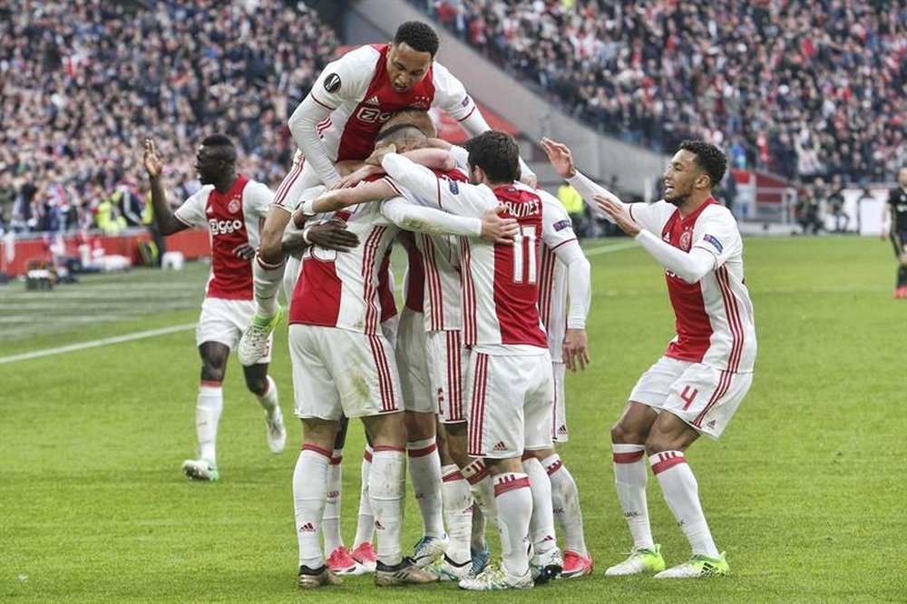 El Ajax tiene un pie en la final. AFP