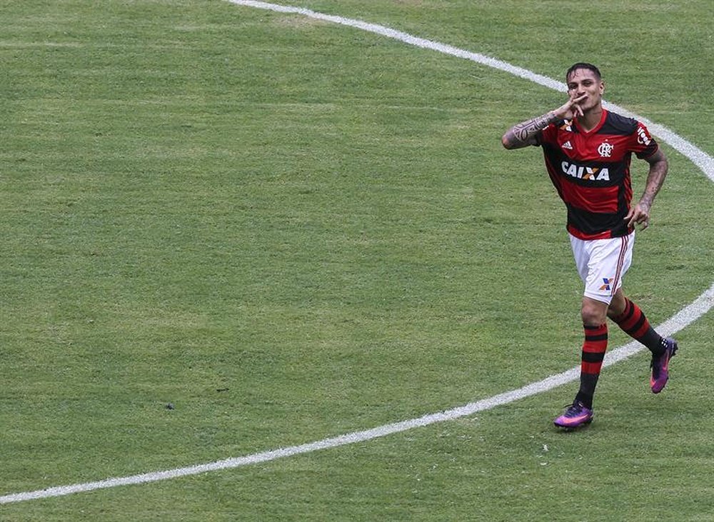 En la imagen, el jugador del Flamengo Paolo Guerrero. EFE/Archivo