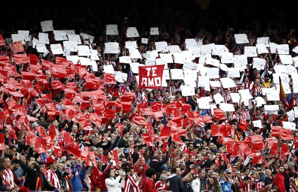 El Vicente Calderón se vistió de gala para lo que pretendía ser una noche épica. EFE