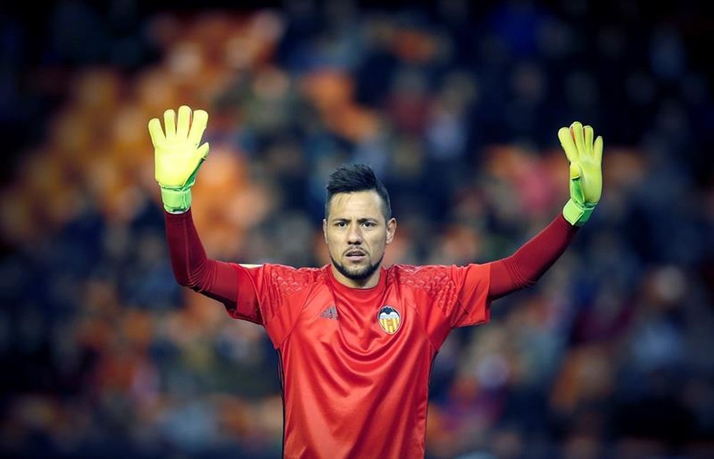 There is no agreement achieved between Diego Alves and Roma. EFEArchivo