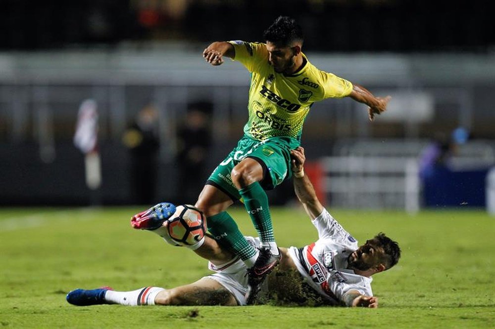 El jugador del Defensa y Justicia, Herman Fredes (arriba), disputa el balón con Lucas Pratto, de Sao Paulo, durante un partido de vuelta por la primera ronda de la Copa Sudamericana entre el Sao Paulo de Brasil y el Defensa y Justicia de Argentina, en el estadio Morumbi de Sao Paulo (Brasil). EFE