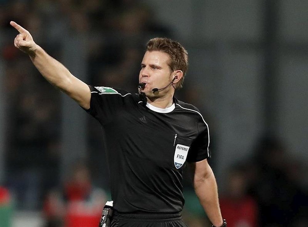 Brych will do the Barca-United game. EFE/Archivo