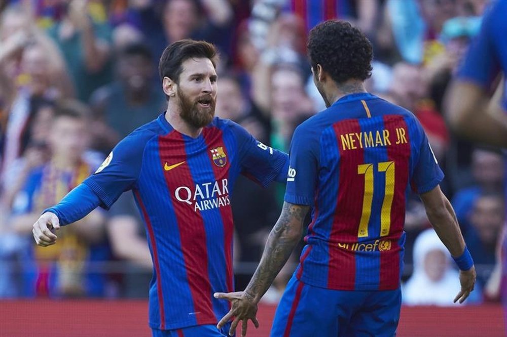 Neymar veut rejouer avec Messi la saison prochaine. AFP