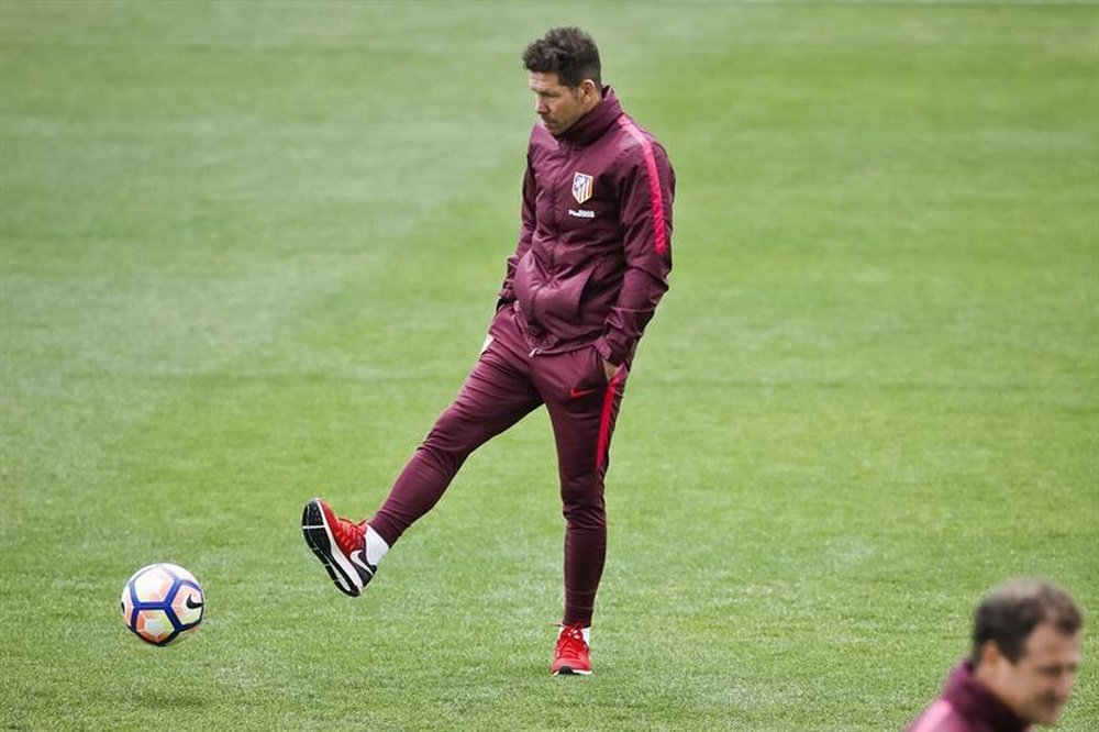 Simeone espía a un centrocampista de un club italiano. EFE