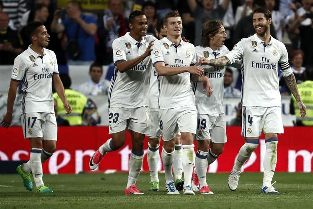 Les joueurs du Real Madrid célèbrent leur victoire contre Séville en Liga. EFE