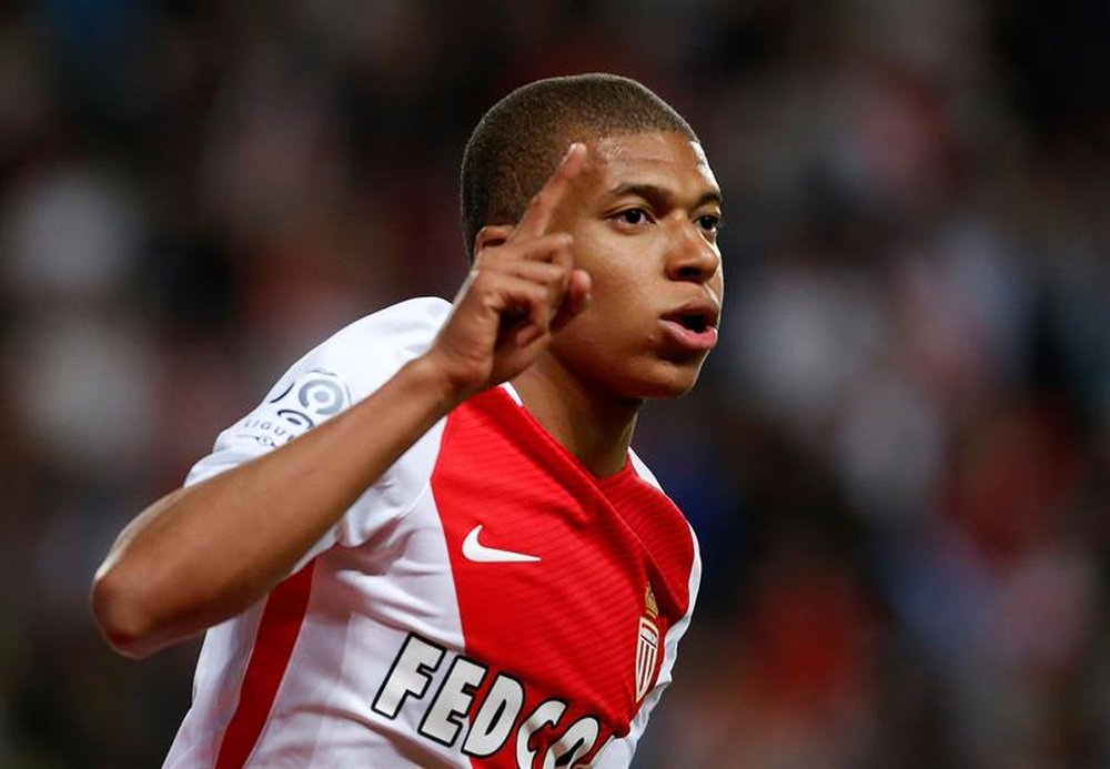 Real Madrid are said to be losing ground to PSG in the race for Mbappe's signature. EFE