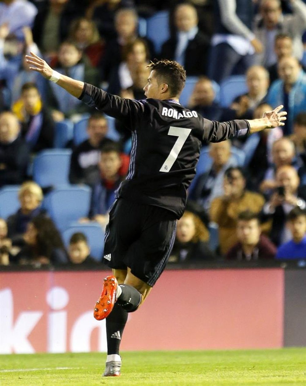 L'attaquant du Real Madrid, Crisitiano Ronaldo, célèbre son deuxième but face au Celta en Liga. EFE