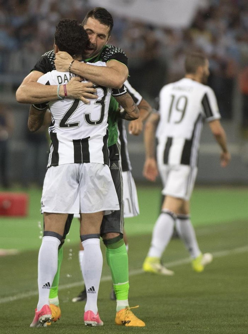 Alves et Buffon célèbrent la victoire en Coupe d'Italie. EFE