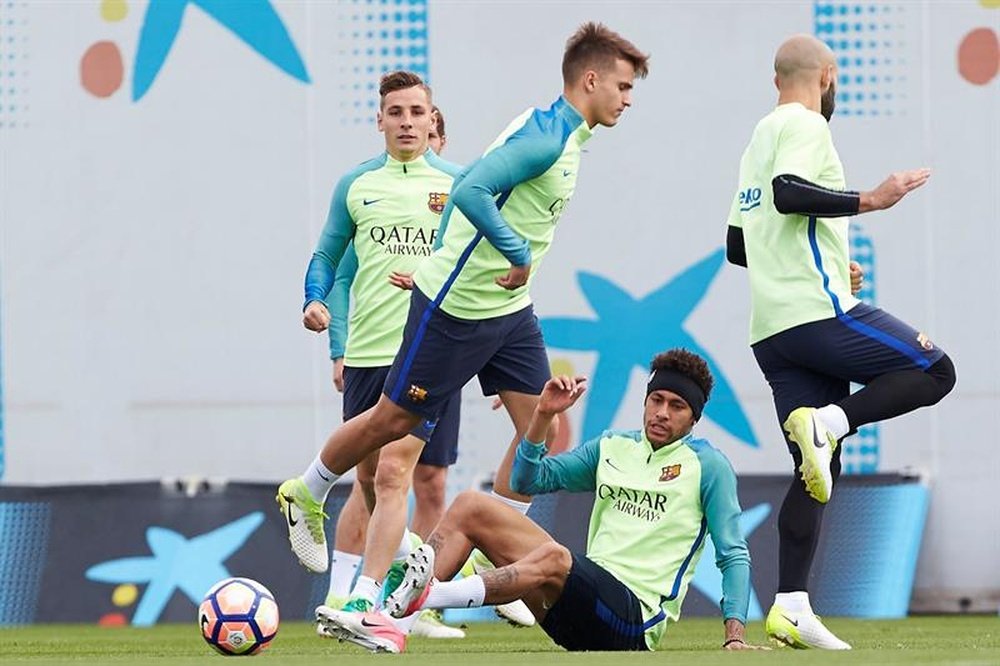 Les joueurs du FC Barcelone, Digne, Denis Suarez, Neymar et Mascherano, lors d'un entraînement. EFE