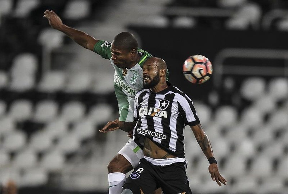 El jugador del Botafogo Bruno Silva (d) disputa el balón con Alexis Henriquez (i) de Atlético Nacional durante un partido por la Copa Libertadores, en el estadio Nilton Santos de Río de Janeiro (Brasil). EFE