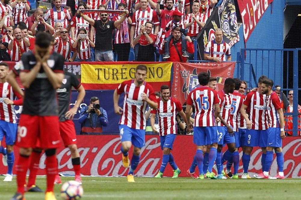 Los jugadores del Atleti jugaron su último partido en el Calderón. EFE