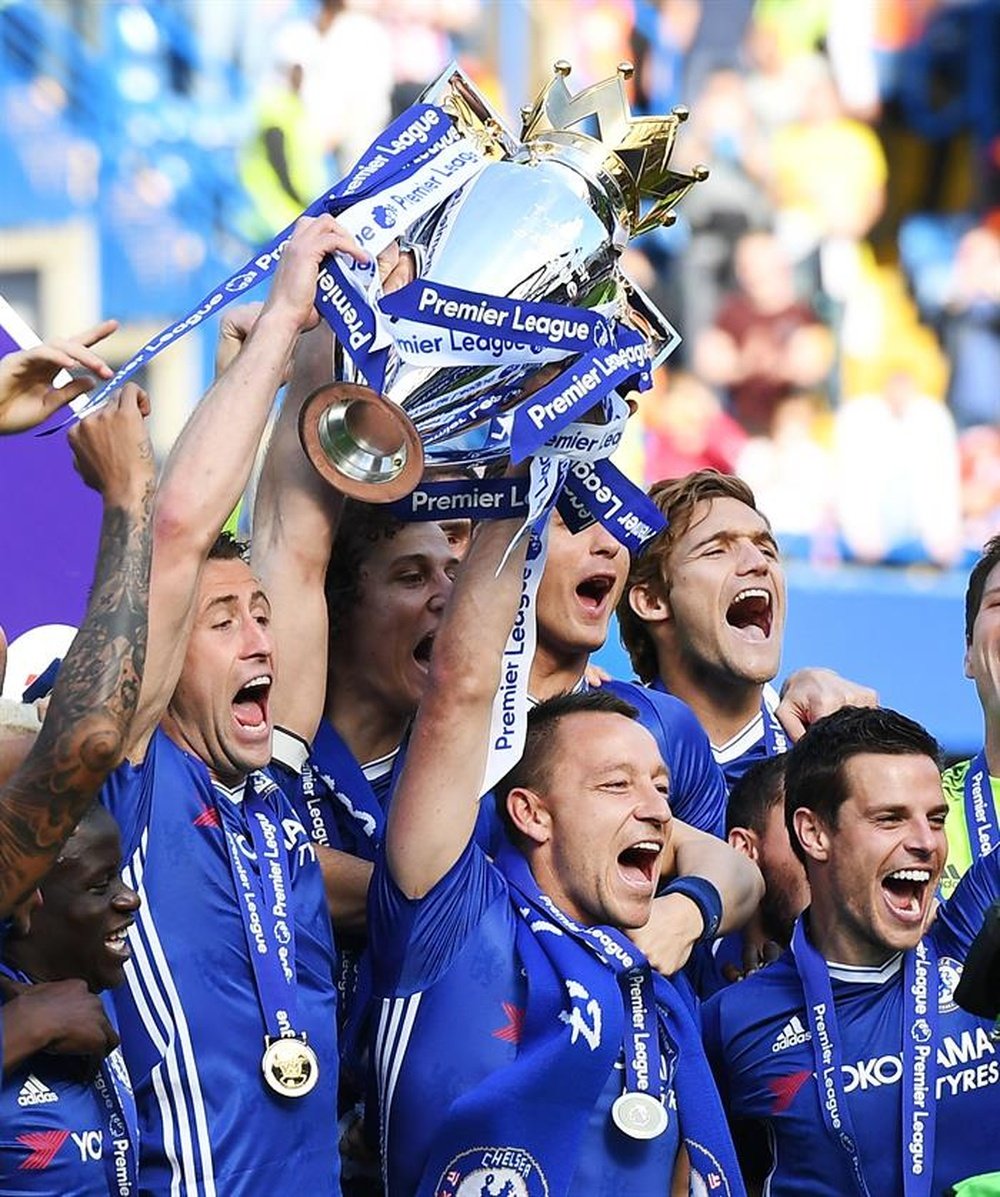 El Chelsea recibió el trofeo que le acredita como campeón de la Premier. EFE/EPA
