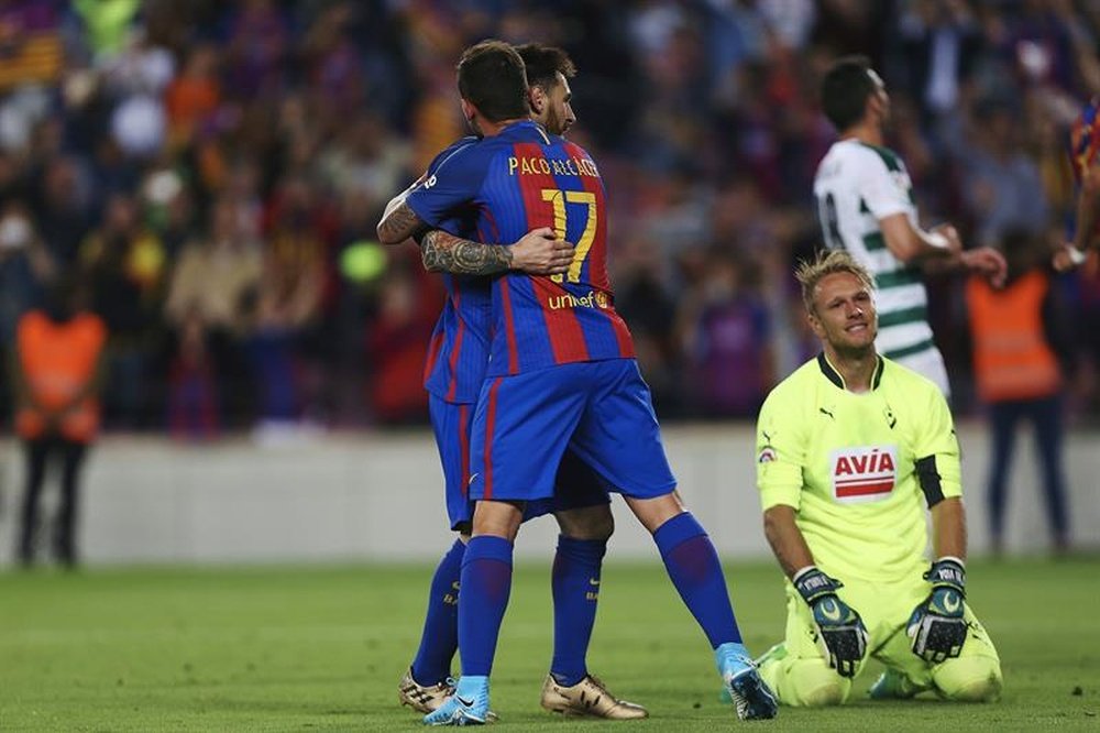 En la anterior visita al Camp Nou, el Eibar también cometió un penalti. EFE/Archivo