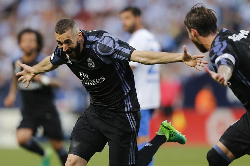 L'attaquant du Real Madrid, Benzema, inscrit son deuxième but contre Malaga en Liga. EFE