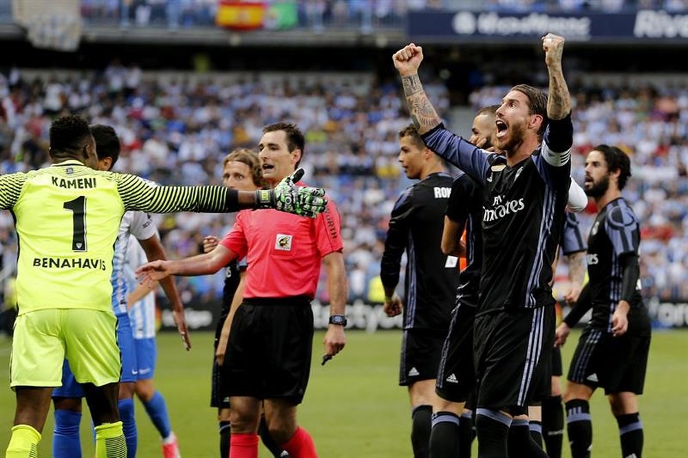 O Real Madrid foi quem fez a festa do título em Espanha. EFE