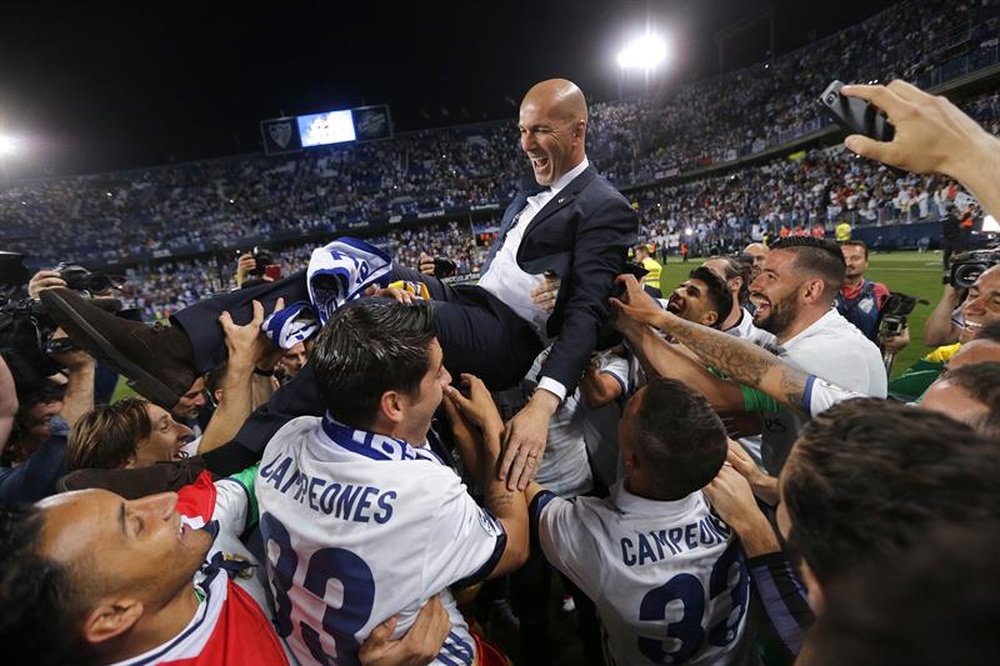 L'entraîneur du Real Madrid, Zinedine Zidane célèbre avec les joueurs la Liga. EFE