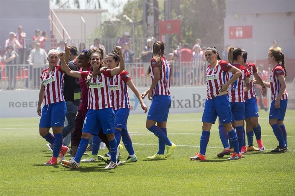 Las jugadoras del Atlético de Madrid celebran el trinfo como campeonas de la Liga Iberdrola de fútbol femenino, por primera vez en su historia, gracias a su brillante desempeño desde el pasado 3 de septiembre, fecha en que inició su recorrido hacia la gloria. EFE/Archivo