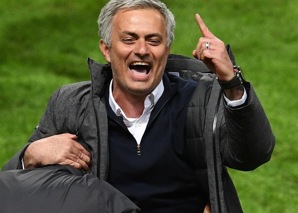 Mourinho consiguió alzarse campeón de la Europa League con el United. EFE