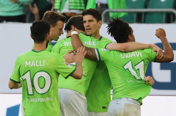 Mario Gomez permite al Wolfsburgo evitar momentáneamente el desastre