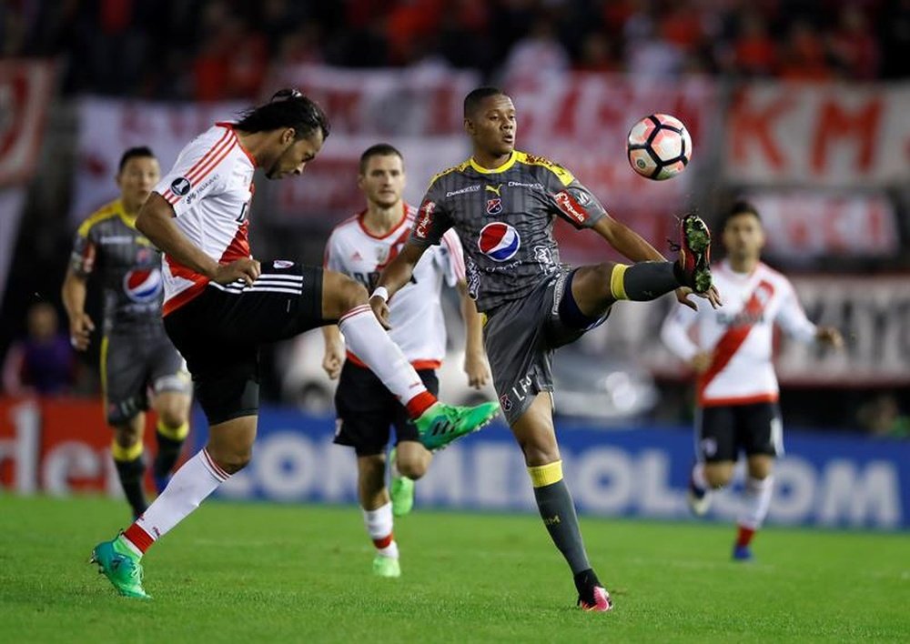 El defensa ecuatoriano no sabe si jugará en River Plate. EFE