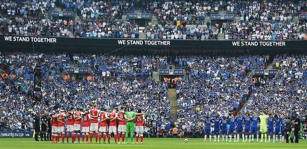 Arsenal and Chelsea players paid their respects before the match. EFE