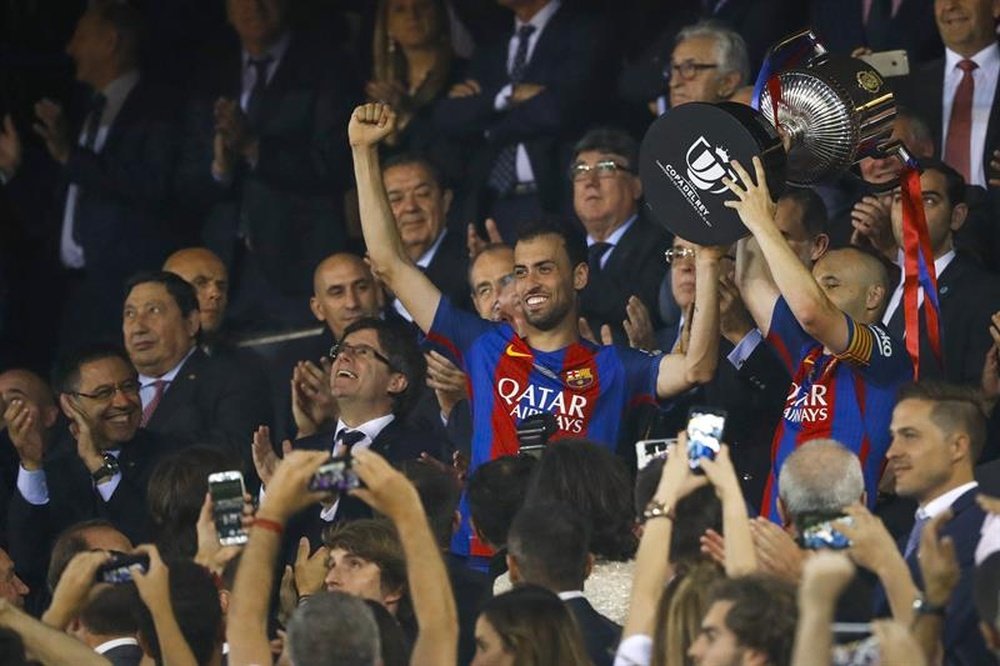 Andrés Iniesta, como capitán del Barcelona, fue el encargado de levantar la Copa. EFE