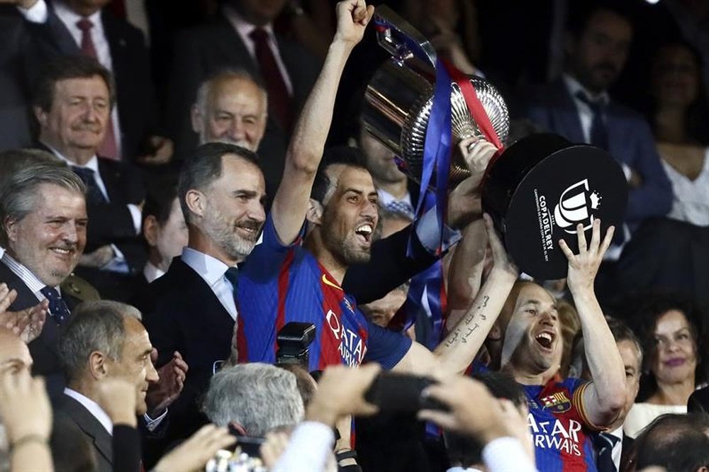 Busquets e Iniesta lèvent la Coupe du Roi gagnée en 2017. EFE