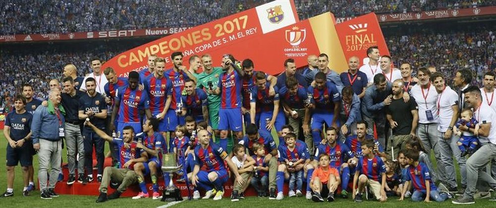 Les joueurs du FC Barcelone après avoir remporté la Coupe du Roi contre Alaves. EFE