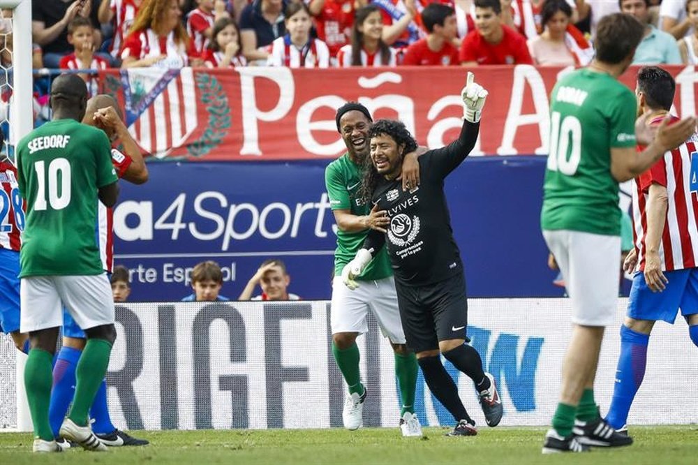 Ronaldinho e Higuita protagonizaron el adiós al Calderón. EFE