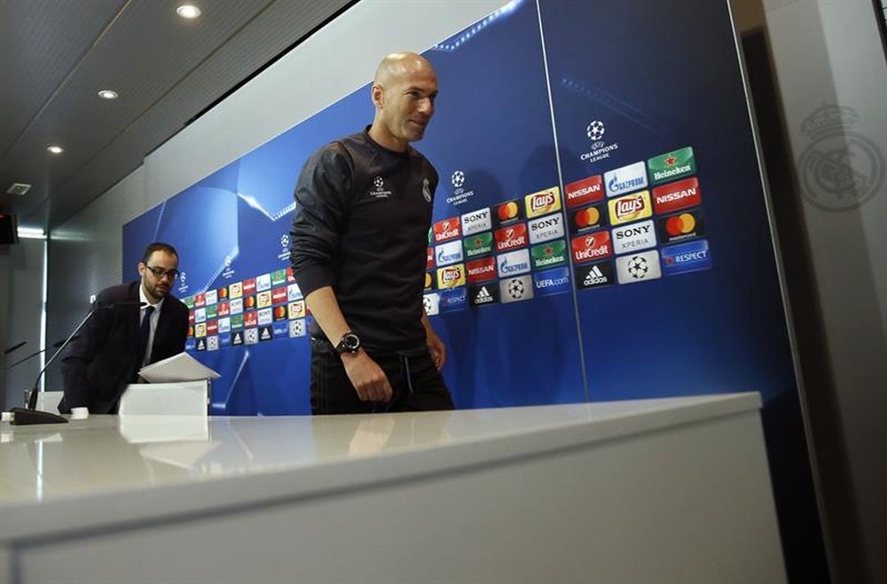 Zidane demande à Alves de ne pas parler de ce qu'il ne connaît pas. EFE