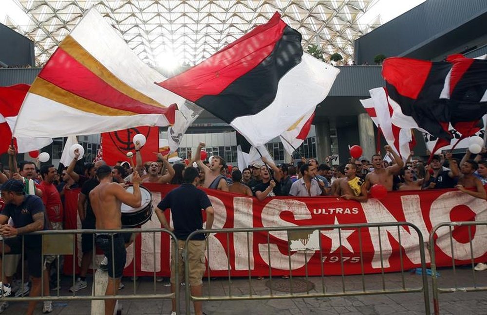 Un grupo de Biris acudió al entrenamiento del Sevilla recientemente. EFE/Archivo