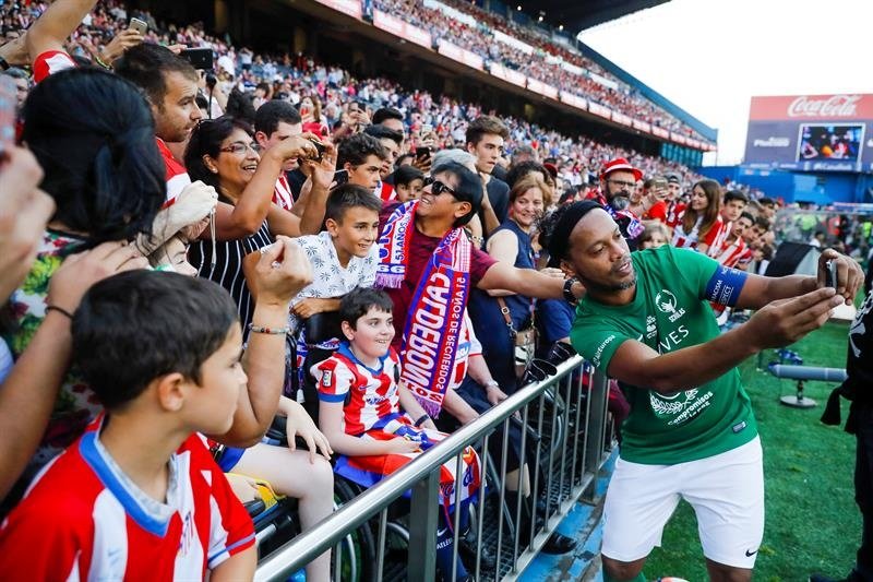 'Dinho' passe du bon temps. EFE